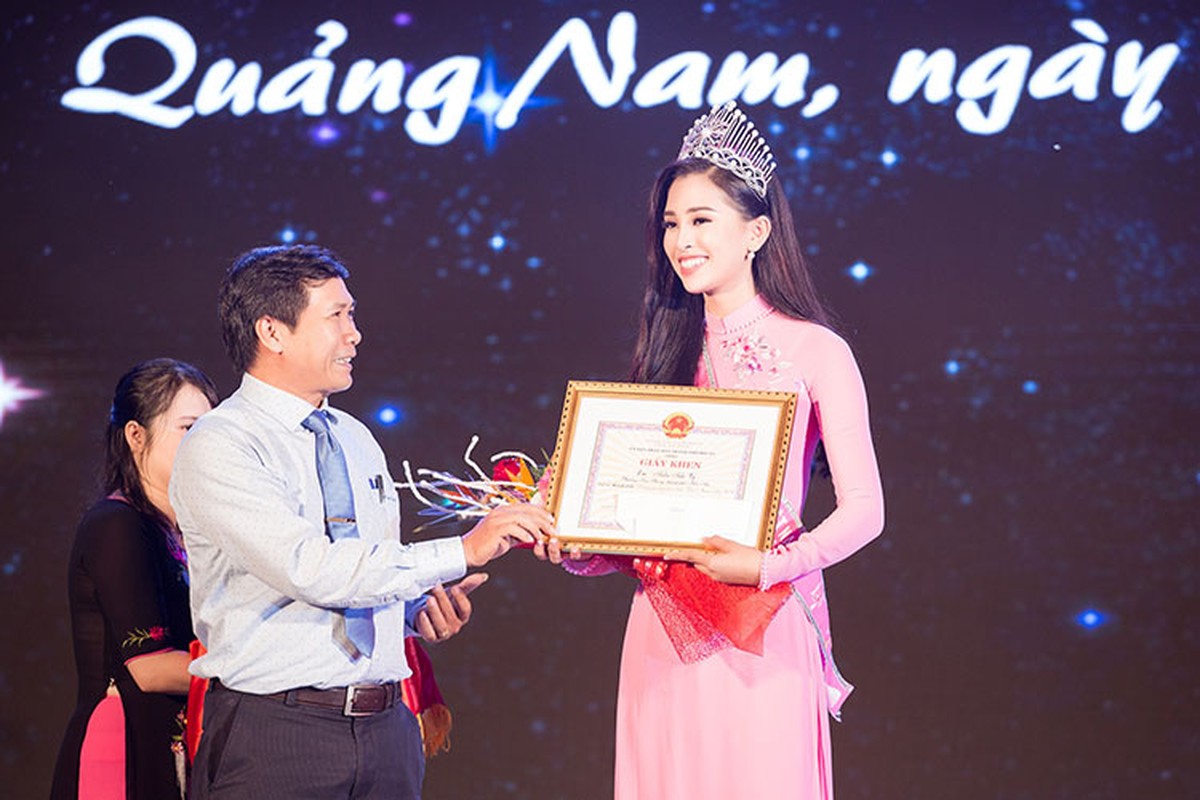 Hoa hau Tran Tieu Vy xuat hien xinh dep tai que nha-Hinh-9