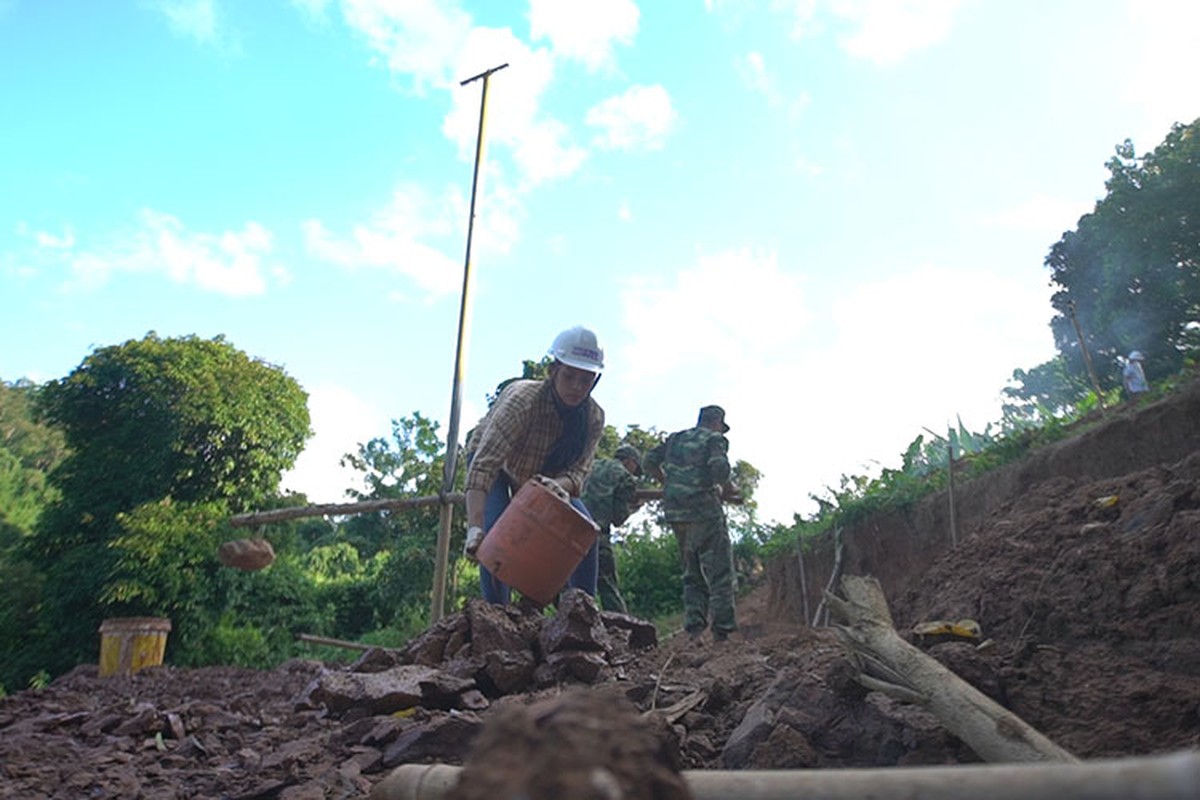 Hoa hau Tran Tieu Vy dam mo hoi dao gieng cho ba con-Hinh-2