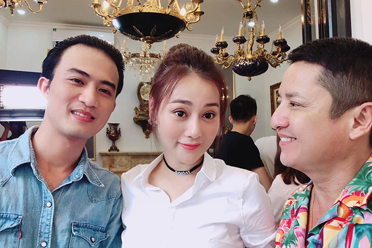 Quynh bup be xinh tuoi ben Canh o hau truong phan ngoai truyen-Hinh-2