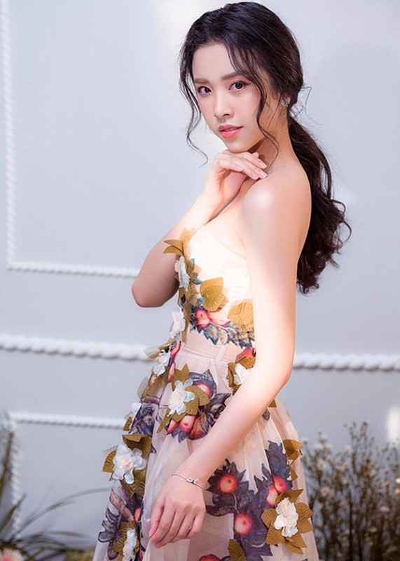 Nhan sac ngay cang goi cam cua HH Tieu Vy va 2 a hau-Hinh-14