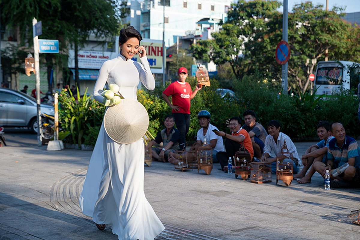 Toc ngan, H’hen Nie van diu dang the nay khi dien ao dai-Hinh-6