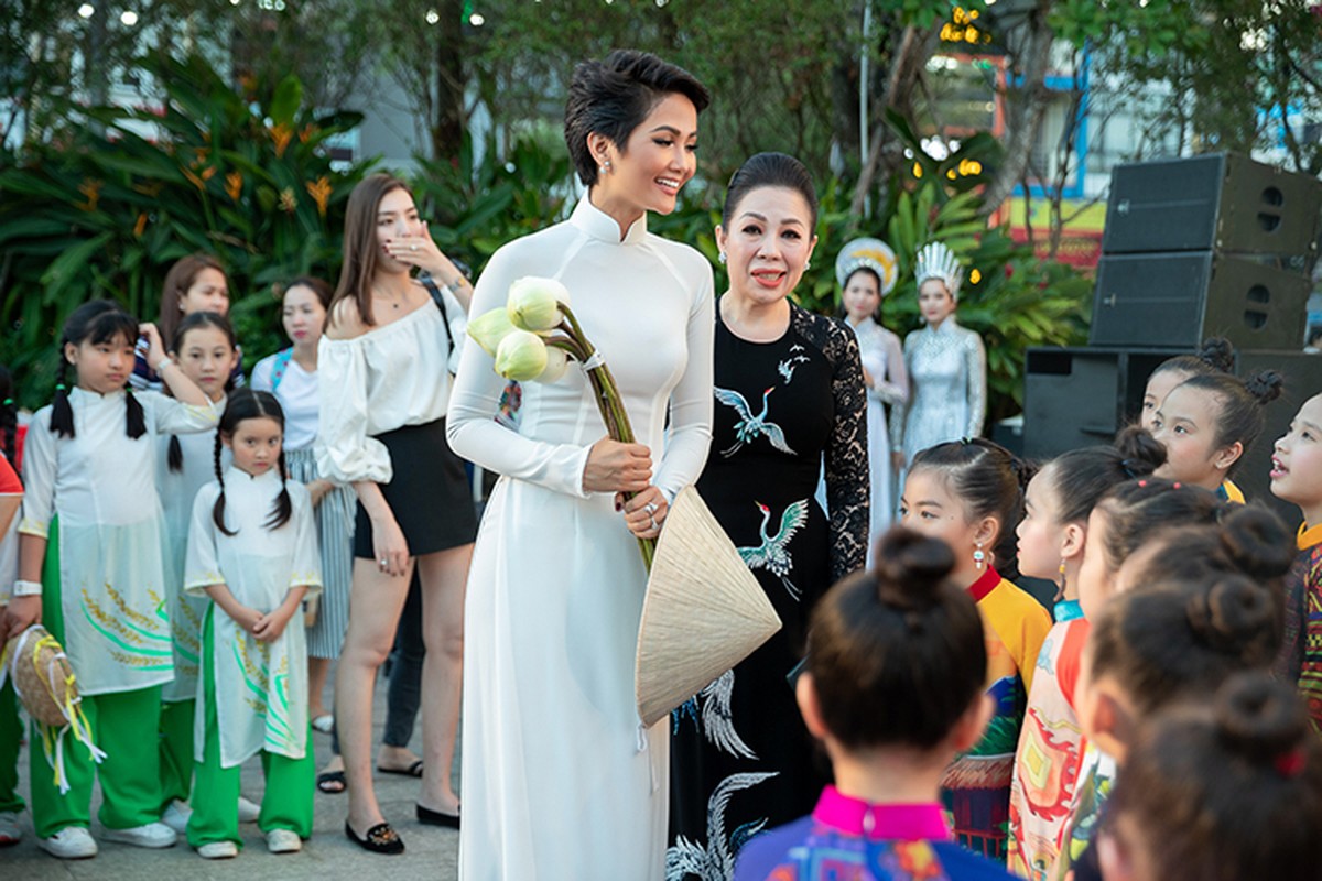 Toc ngan, H’hen Nie van diu dang the nay khi dien ao dai-Hinh-8