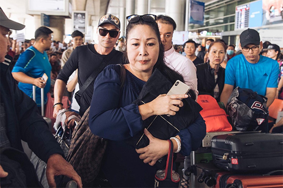 Me cua co nghe si Anh Vu ngat xiu khi chuan bi le tang