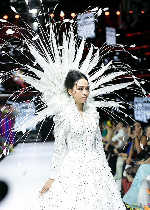 Truong Ho Phuong Nga phan ung ra sao truoc on ao catwalk?-Hinh-2