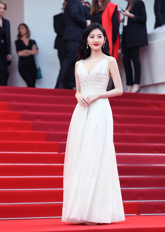 Lo dien nhung my nhan Hoa ngu “mat day” bam tru tham do Cannes 2019-Hinh-3