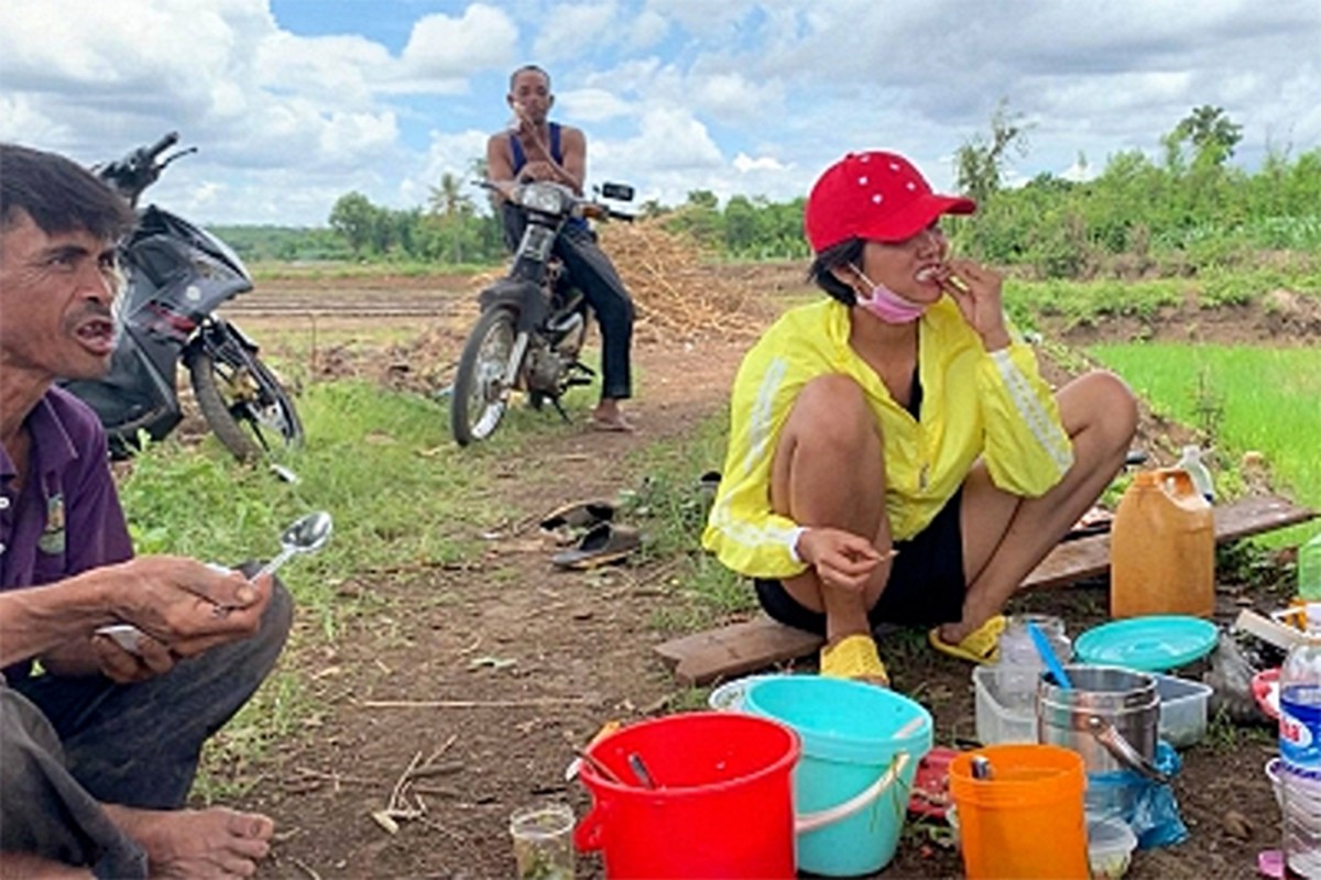 H'hen Nie ra dong lam ruong sau on ao vo cu Huy Khanh-Hinh-4