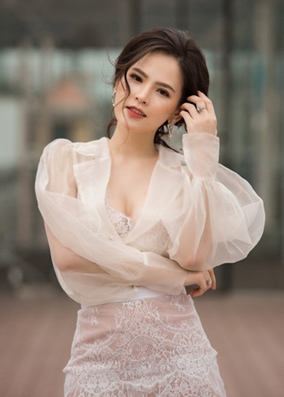 MC Hoang Linh va loat sao lao dao vi tin don lo clip nong-Hinh-18