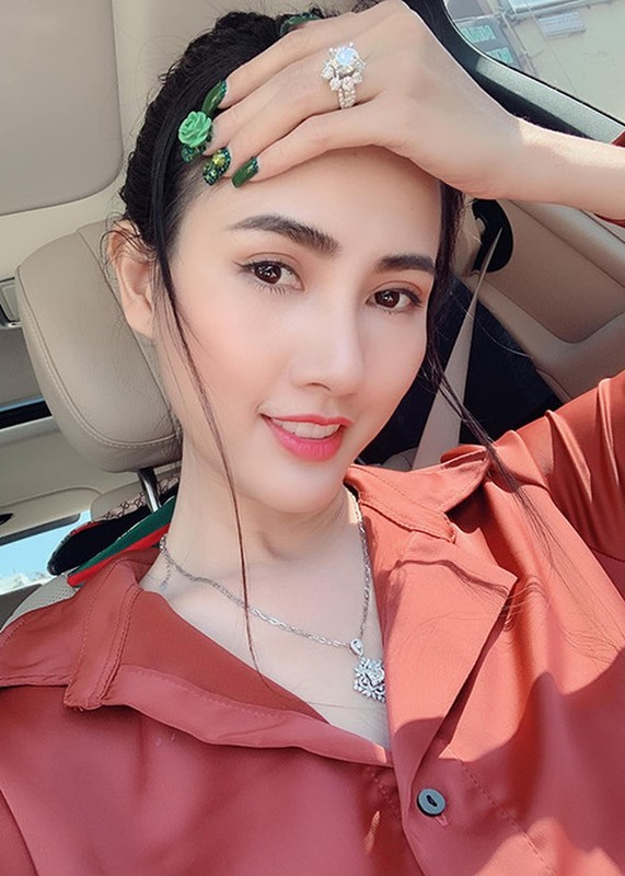 Soi nhung mon qua dat do sao Viet duoc ban trai tang-Hinh-3