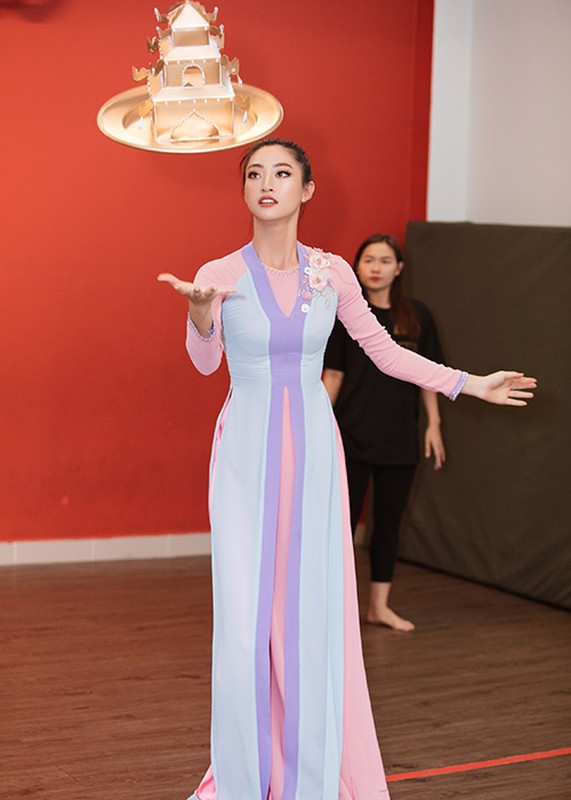 Luong Thuy Linh bam dap khi luyen mua mam mang den Miss World-Hinh-11
