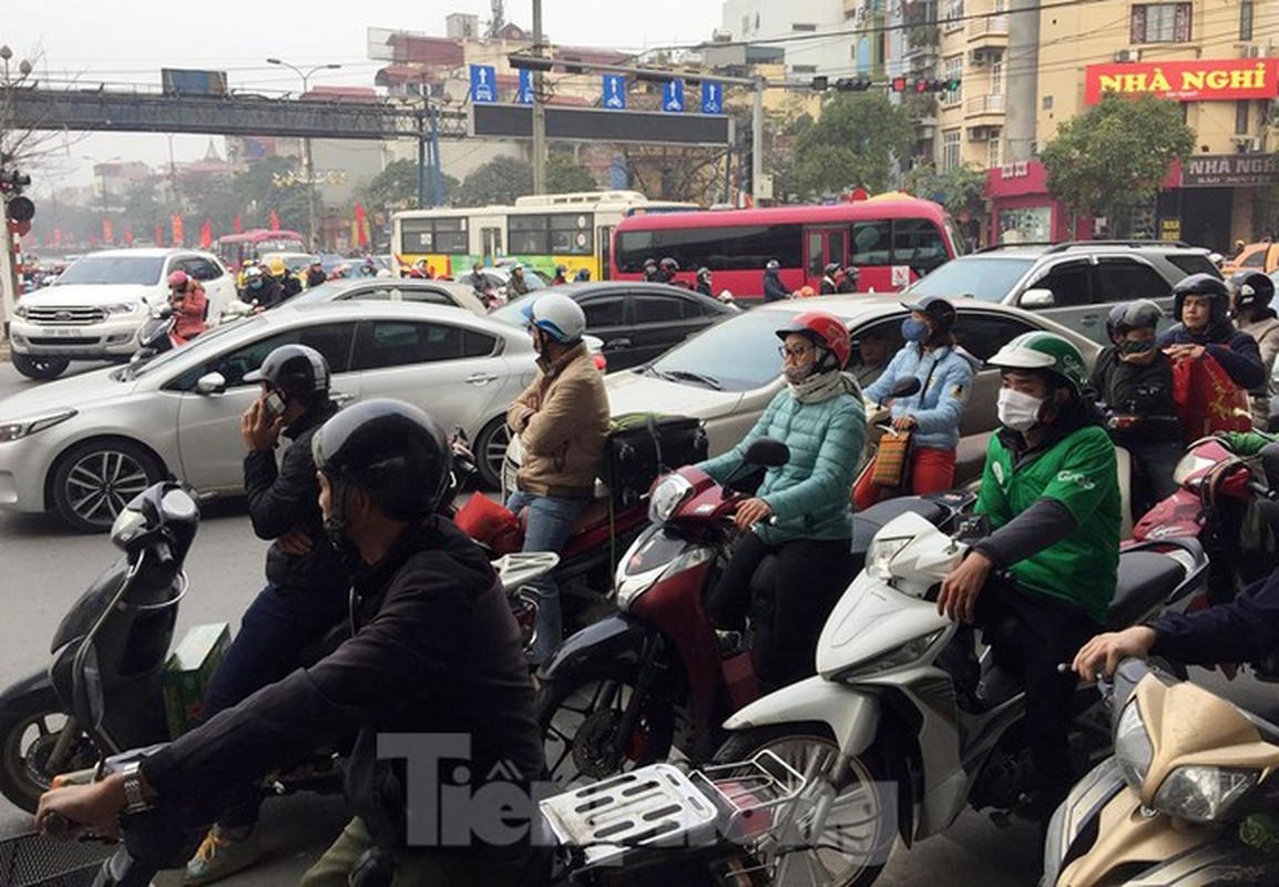 Nguoi dan tay xach nach mang ve que an Tet, cua ngo Thu do Ha Noi te liet-Hinh-11