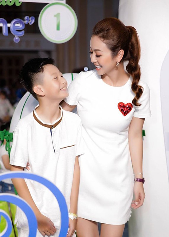Cuoc song cua con trai Quang Dung - Jennifer Pham sau khi bo me ly hon-Hinh-10