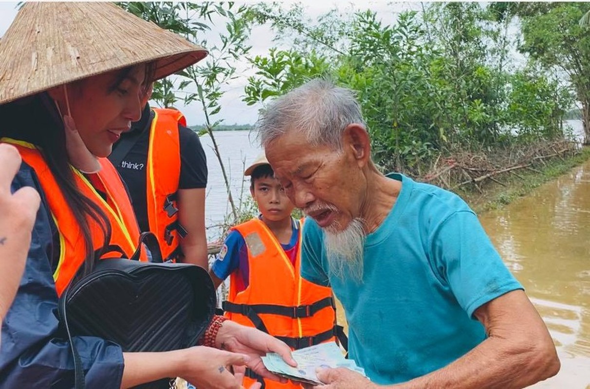 Sao Viet ung ho mien Trung: Ai moc hau bao khung nhat?-Hinh-10