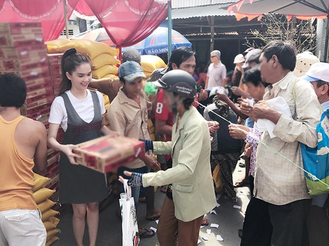 Ngoc Trinh ung ho... sao khong keu goi vi mien Trung nhu Thuy Tien?