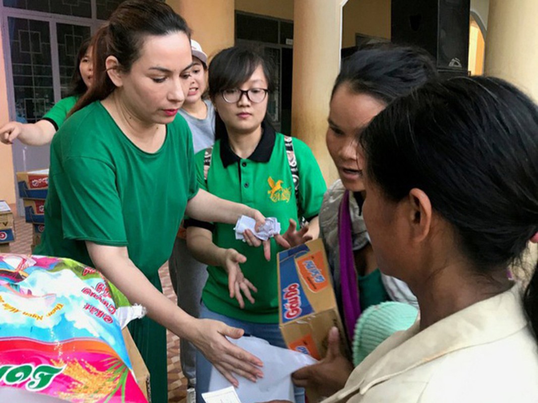 Dau chi Phi Nhung, loat sao bi nem da vo ly chuyen tu thien-Hinh-2