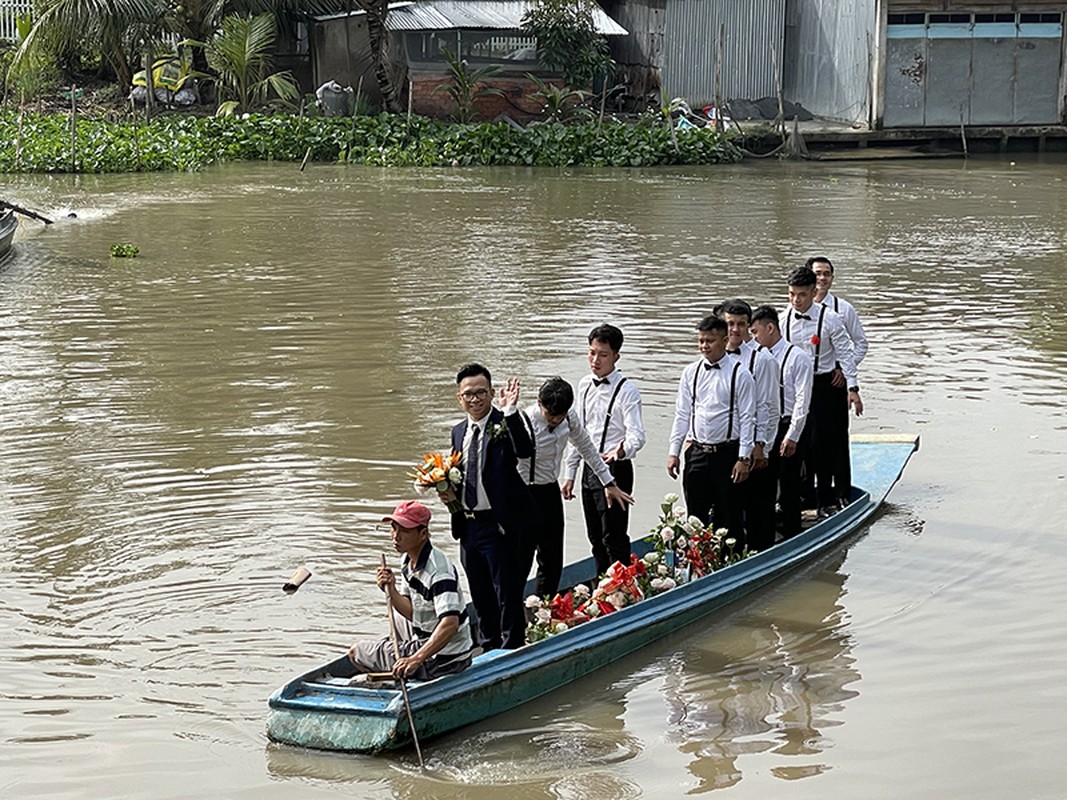 A hau Thuy An duoc tang 13 cay vang deo triu co ngay cuoi-Hinh-6