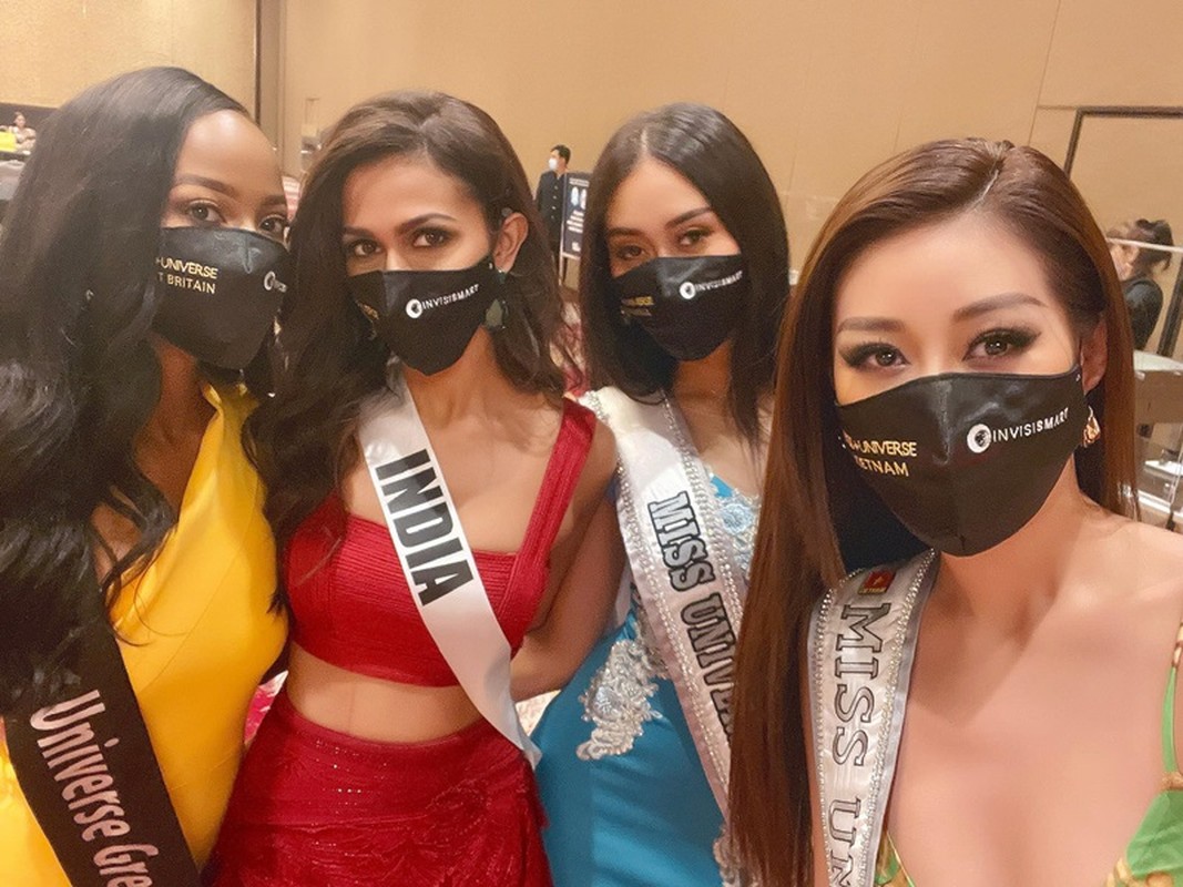 Hanh dong ghi diem cua Khanh Van voi ban cung phong o Miss Universe-Hinh-2