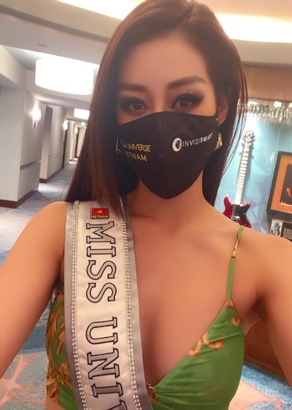 Hanh dong ghi diem cua Khanh Van voi ban cung phong o Miss Universe-Hinh-3