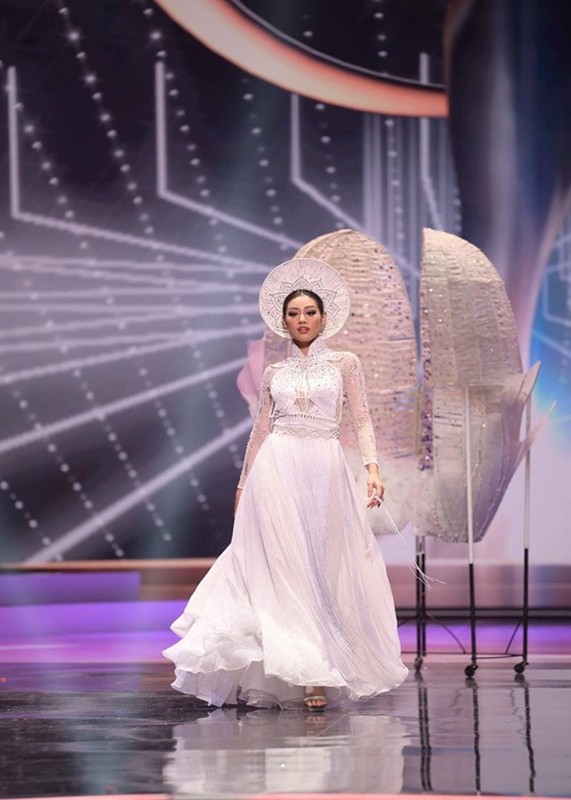 Khanh Van gap su co khi thi quoc phuc o Miss Universe-Hinh-4
