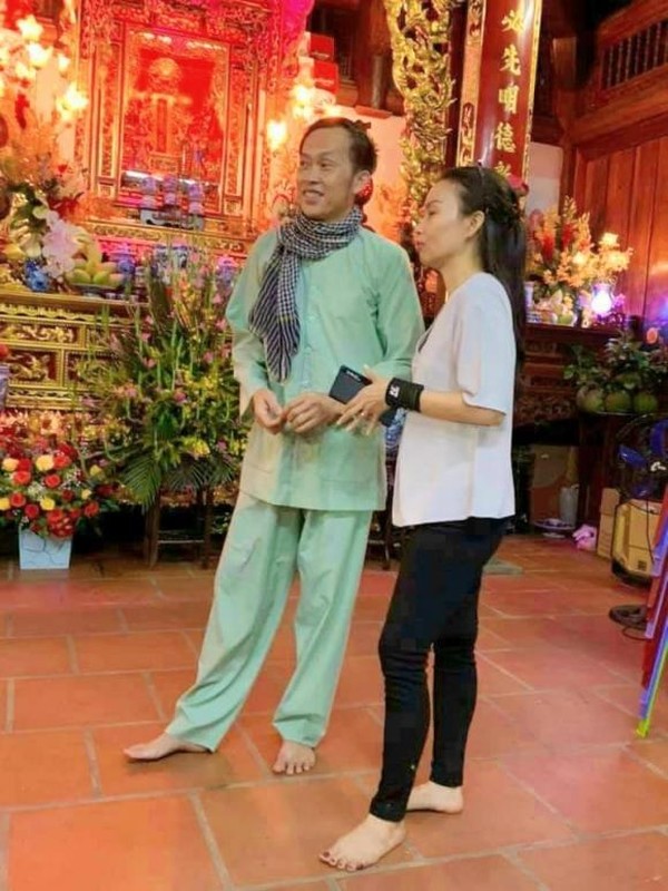 Hinh anh NSUT Hoai Linh deo khan ran che vet mo u tuyen giap-Hinh-2