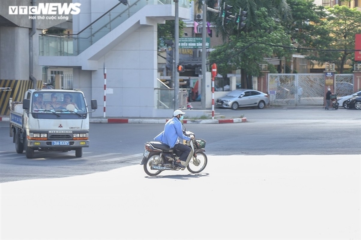 Quay dau xe bo chay khi thay chot kiem soat nguoi di duong o Ha Noi-Hinh-10