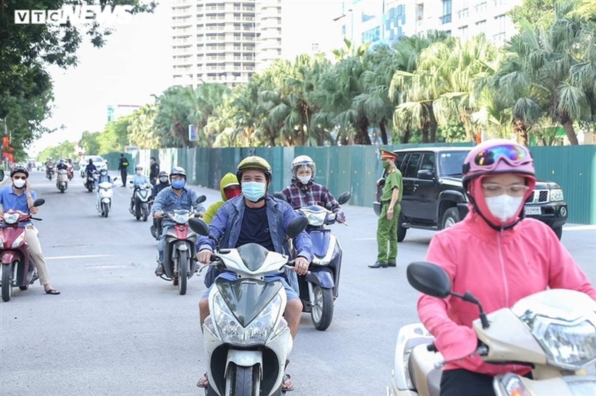 Quay dau xe bo chay khi thay chot kiem soat nguoi di duong o Ha Noi