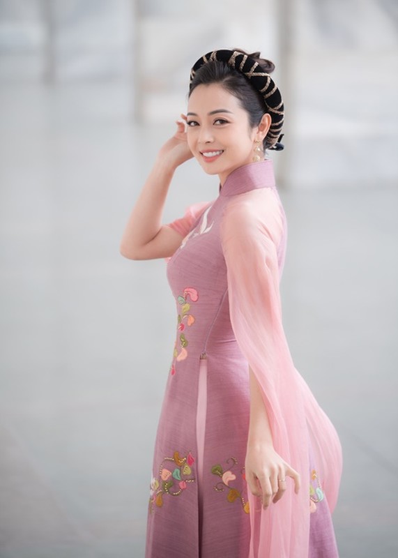 Mac ao dai kin dao, Jennifer Pham van dep gay me-Hinh-4