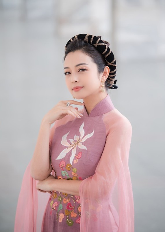 Mac ao dai kin dao, Jennifer Pham van dep gay me-Hinh-5