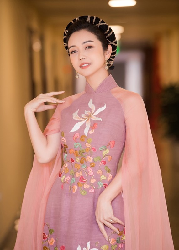 Mac ao dai kin dao, Jennifer Pham van dep gay me