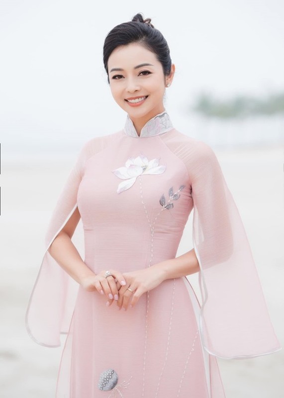 My nhan Viet bung lua voi ao dai don Tet