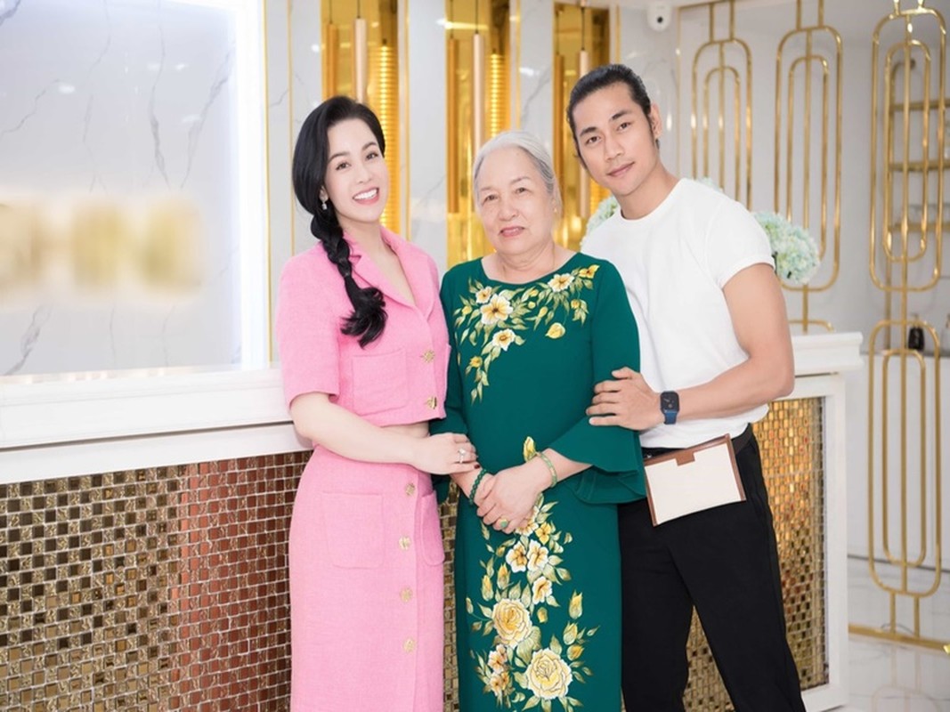 Loat anh than thiet giua Nhat Kim Anh va dien vien Loi Tran-Hinh-4