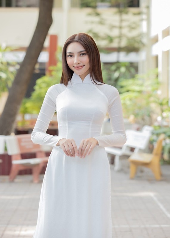 Thuy Tien mac ao dai trang “gay thuong nho” khi ve truong cu-Hinh-2