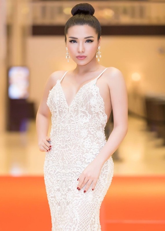 Ve goi cam cua A hau Khanh Phuong so huu vong ba 1 met-Hinh-4