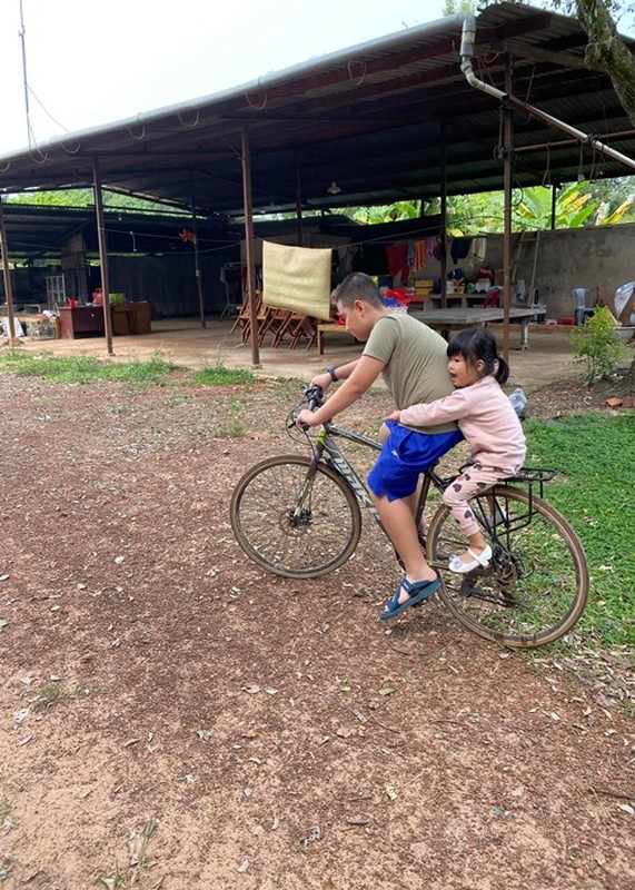 Con trai Le Phuong - Quach Ngoc Ngoan het muc cung chieu em gai khac cha