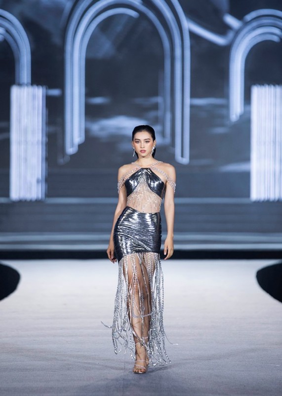 Luong Thuy Linh - Tieu Vy mac goi cam, catwalk dep “than sau”-Hinh-6