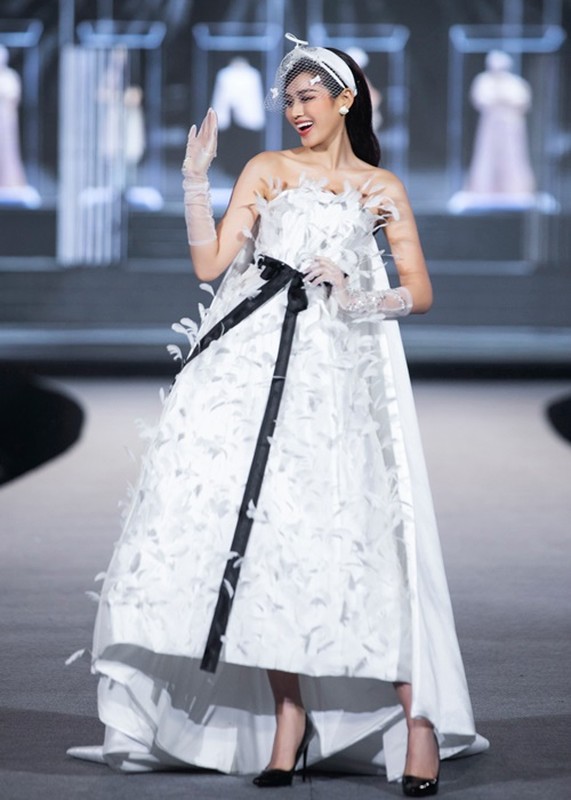 Luong Thuy Linh - Tieu Vy mac goi cam, catwalk dep “than sau”-Hinh-8