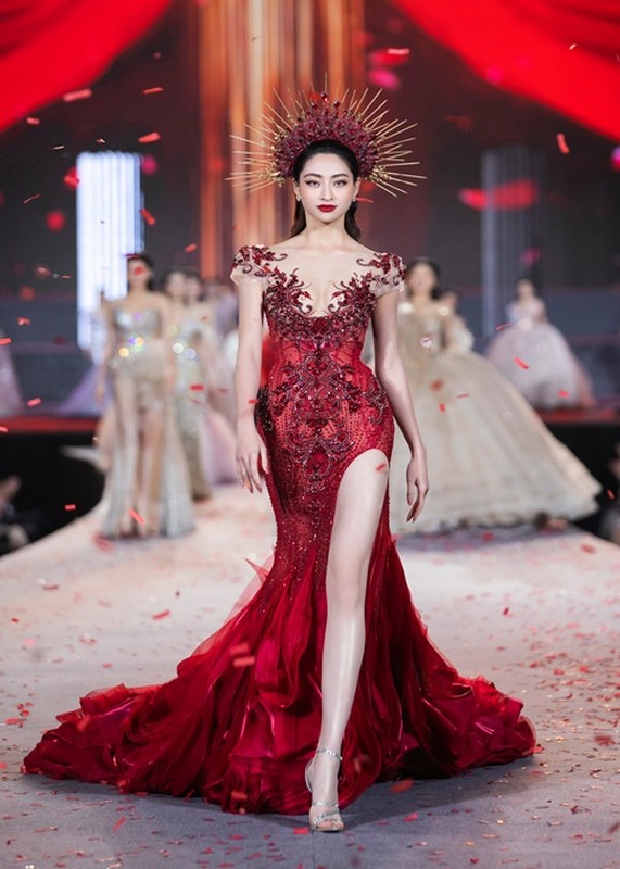 Luong Thuy Linh - Tieu Vy mac goi cam, catwalk dep “than sau”