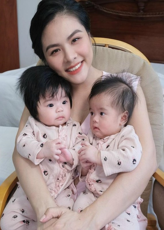 Hai con gai sinh doi cua Van Trang ngay cang dang yeu... ngam khong chan mat-Hinh-6
