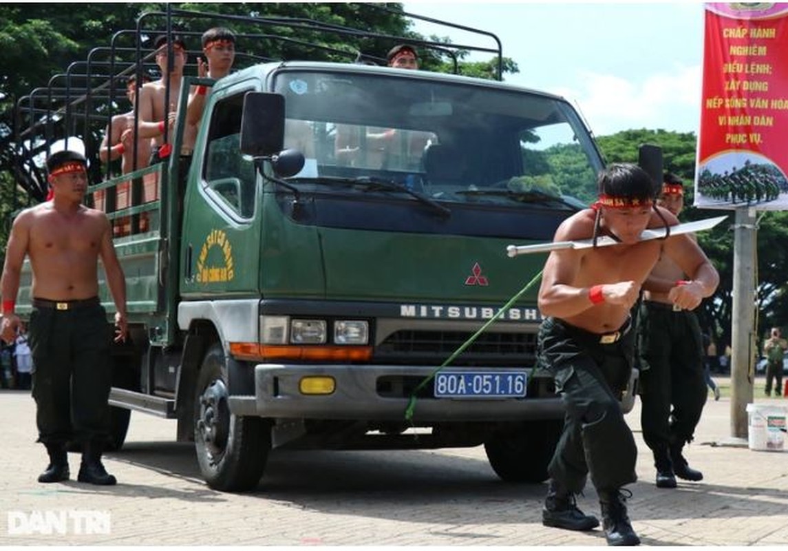 Chien si cong an dung mat, yet hau uon cong thanh sat-Hinh-12