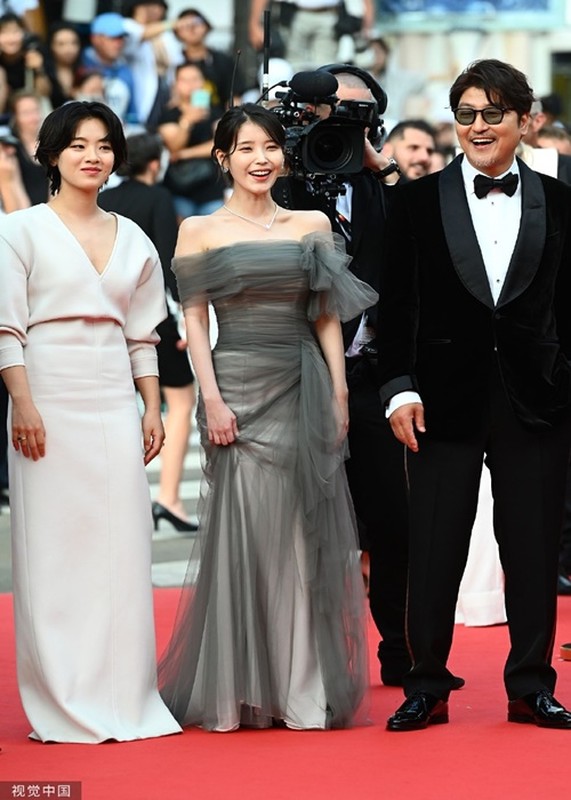 “Em gai quoc dan” IU hut ong kinh tren tham do Cannes 2022-Hinh-2