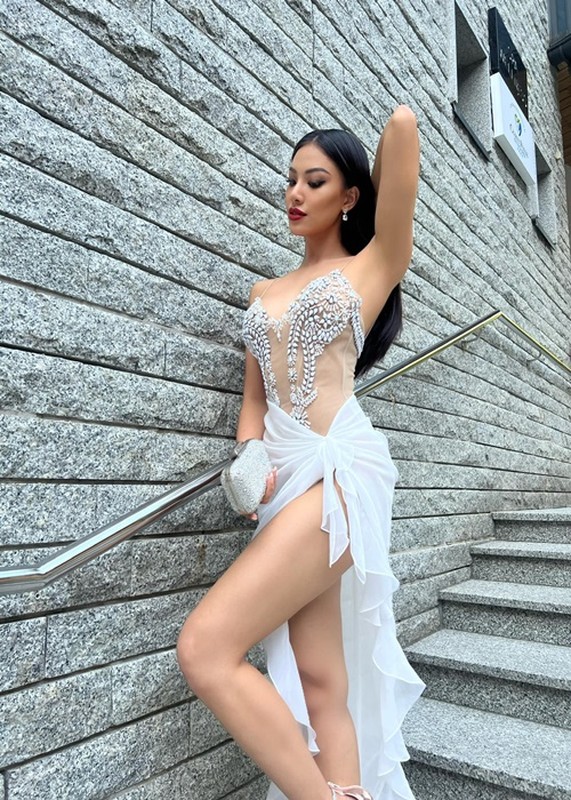 Kim Duyen mac vay ngan, di giay cao got leo nui o Miss Supranational-Hinh-9