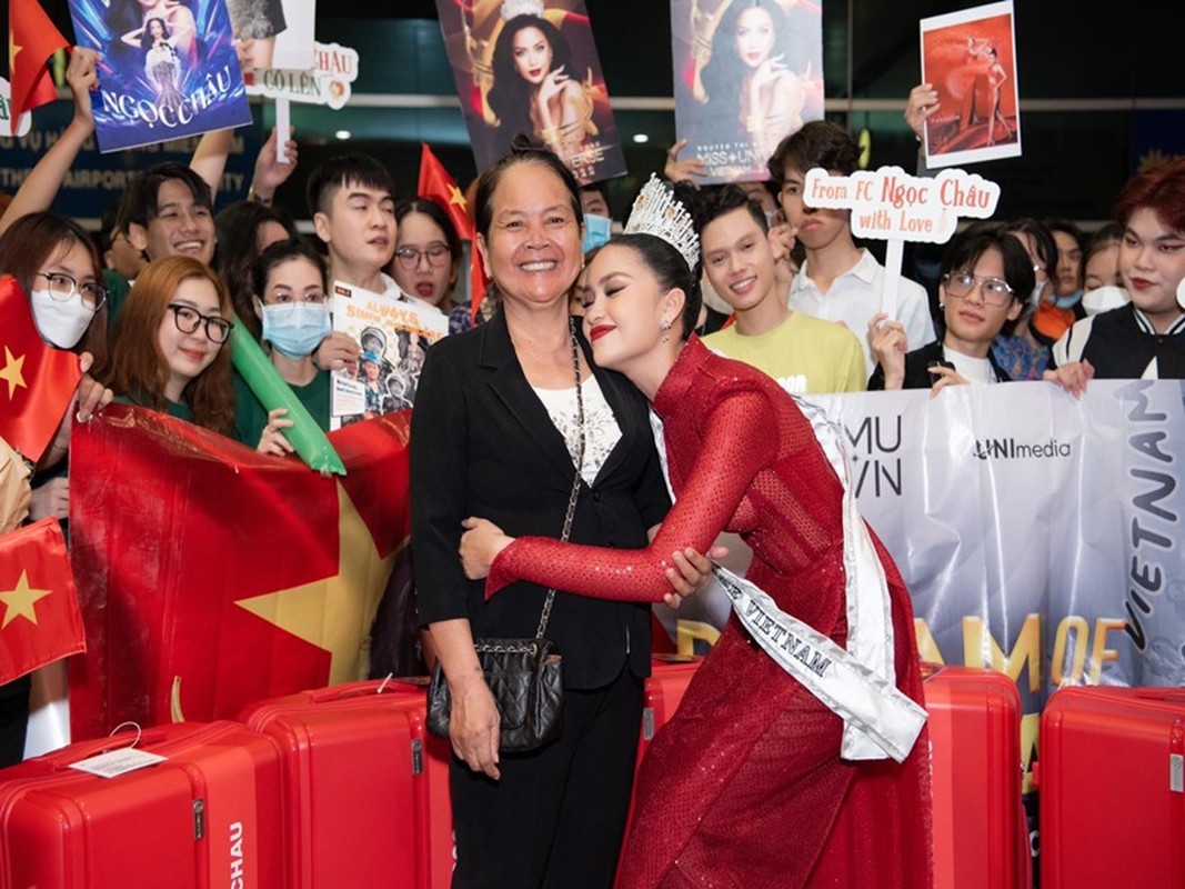 Ngoc Chau va dan doi thu len duong thi Miss Universe 2022-Hinh-2