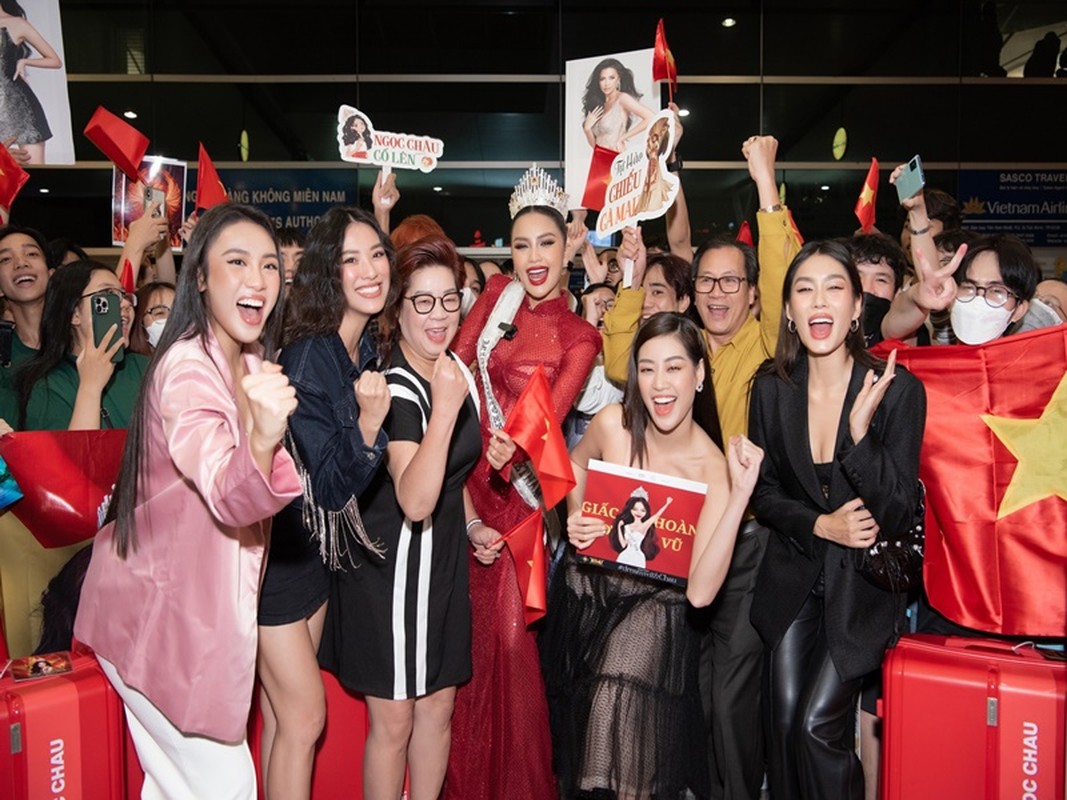 Ngoc Chau va dan doi thu len duong thi Miss Universe 2022