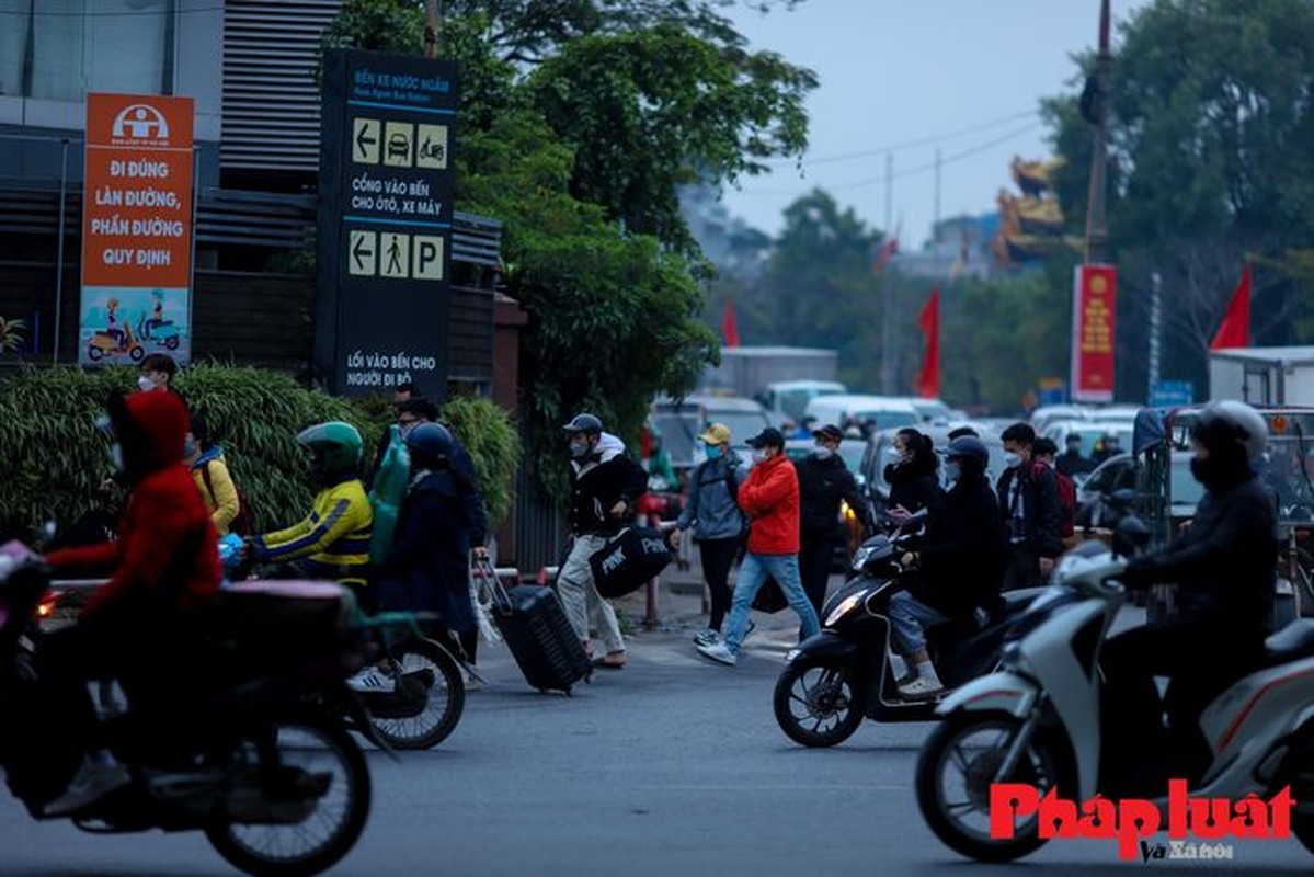 Ngay lam viec cuoi nam, cua ngo Ha Noi tac nghen, xe du bat khach tren cao toc-Hinh-10