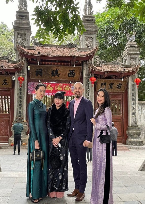 Hon nhan cua Duc Hung - nha thiet ke trang phuc Tao Quan 2023-Hinh-11