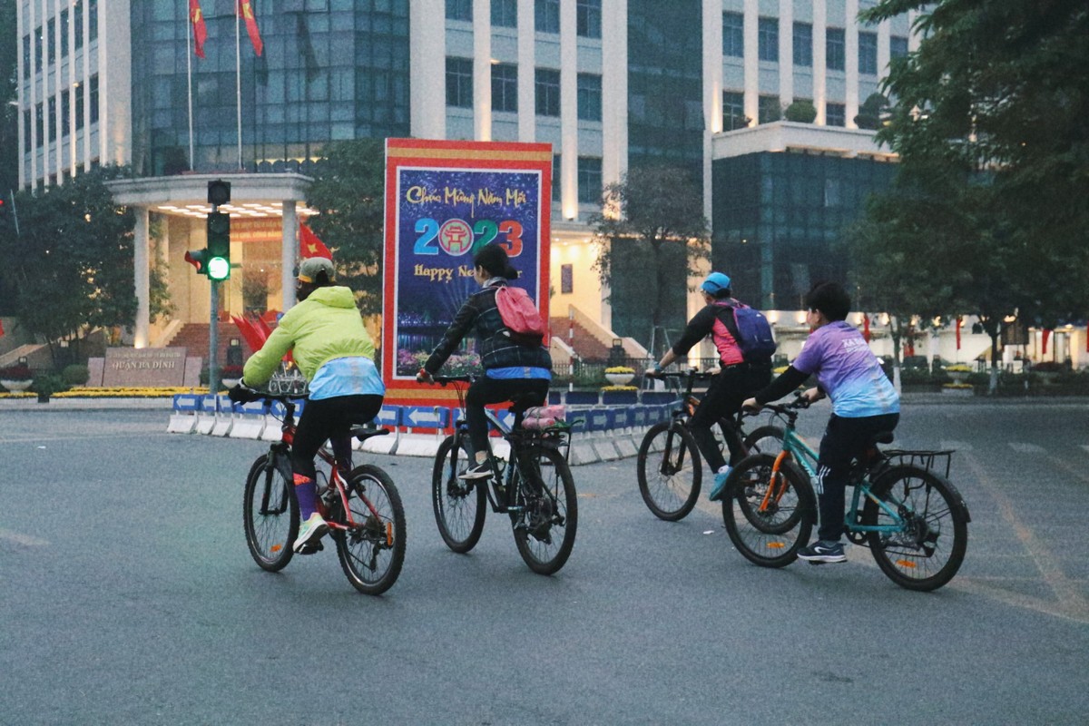 Ha Noi vang lang sang mung 1 Tet, nguoi dan xuat hanh du Xuan muon-Hinh-10