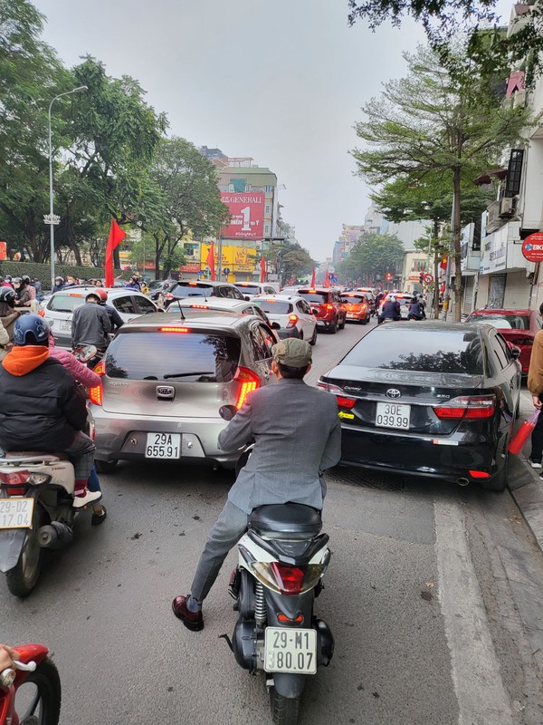 Ha Noi: Nguoi dan tap nap di chua va cac khu di tich, duong pho un tac-Hinh-3