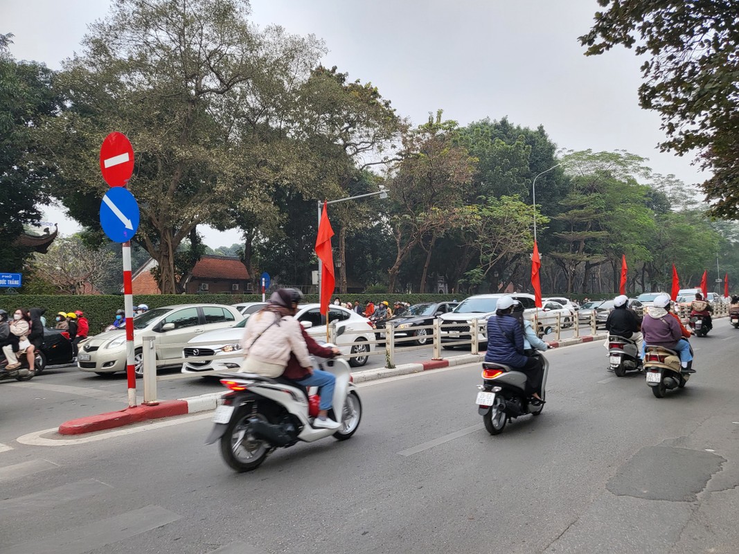 Ha Noi: Nguoi dan tap nap di chua va cac khu di tich, duong pho un tac-Hinh-4