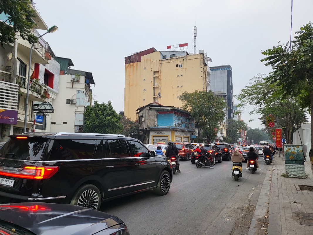 Ha Noi: Nguoi dan tap nap di chua va cac khu di tich, duong pho un tac-Hinh-7