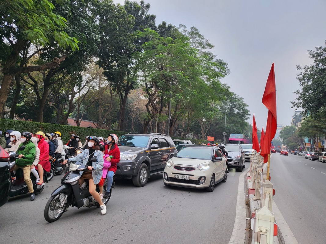 Ha Noi: Nguoi dan tap nap di chua va cac khu di tich, duong pho un tac-Hinh-8