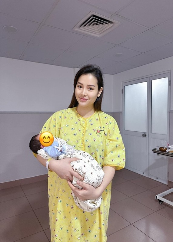 Phuong Trinh Jolie lo dien sau khi sinh quy tu
